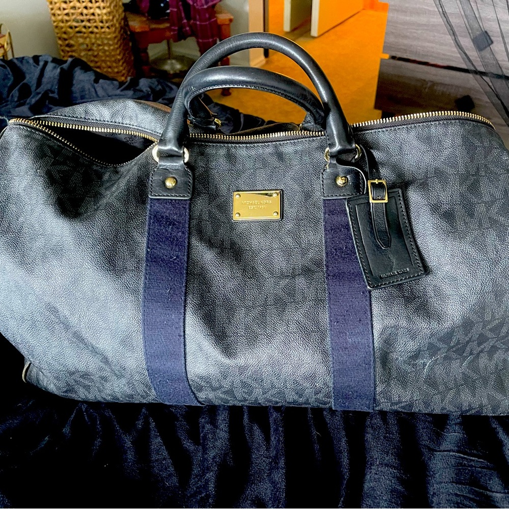 Michael kors jet set weekender bag in black & gold